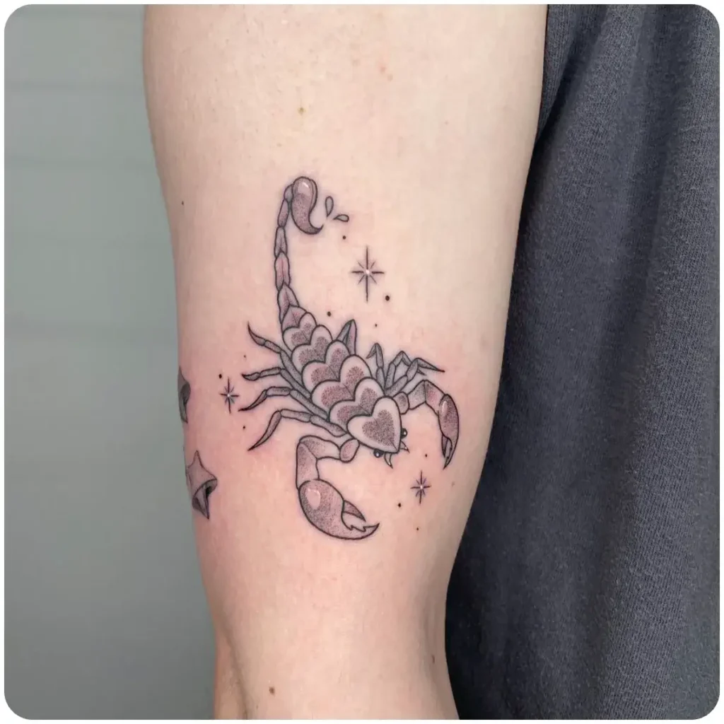 tatuaggio scorpione bicipite