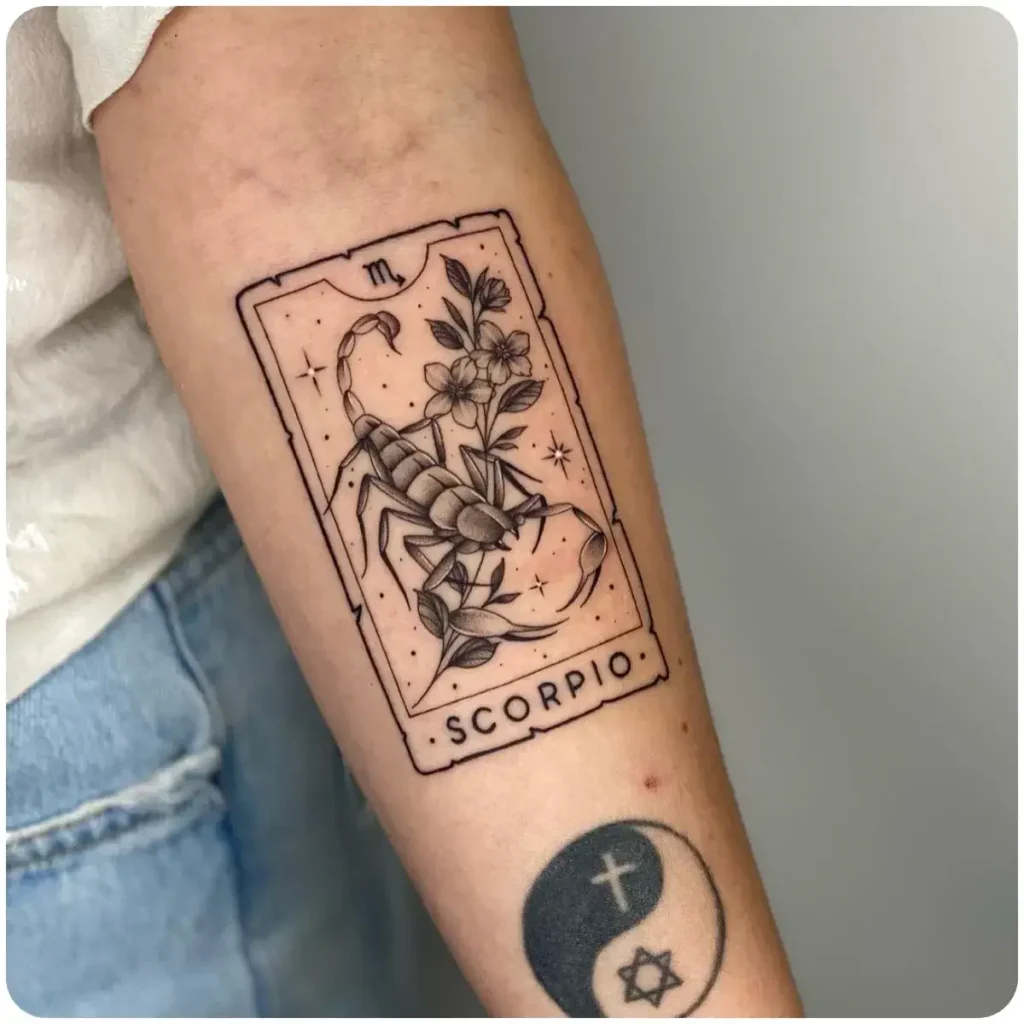 tatuaggio scorpione carta