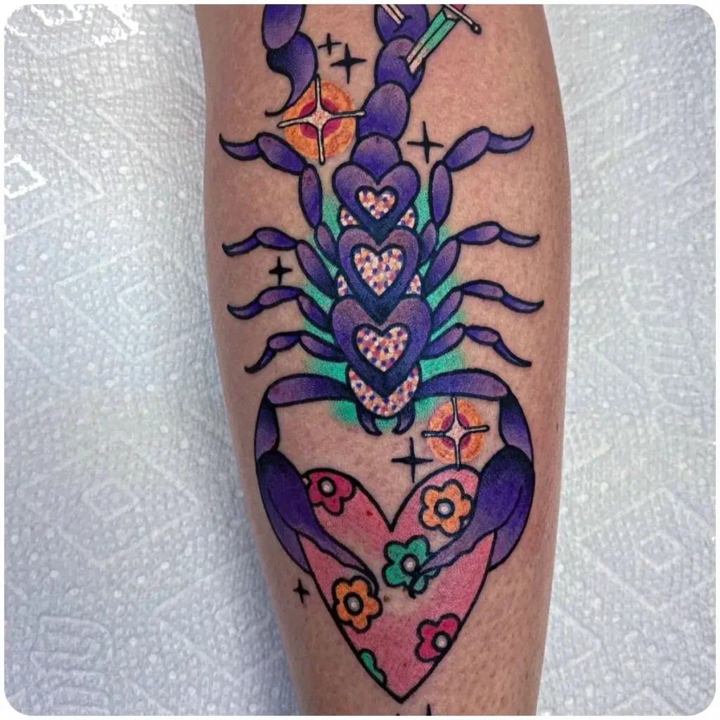 tatuaggio scorpione colorato cuore