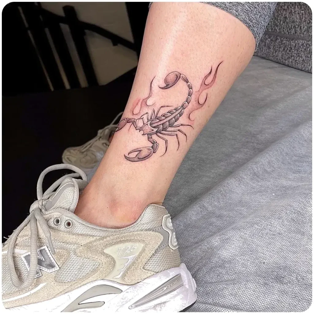 tatuaggio scorpione fiamme caviglia