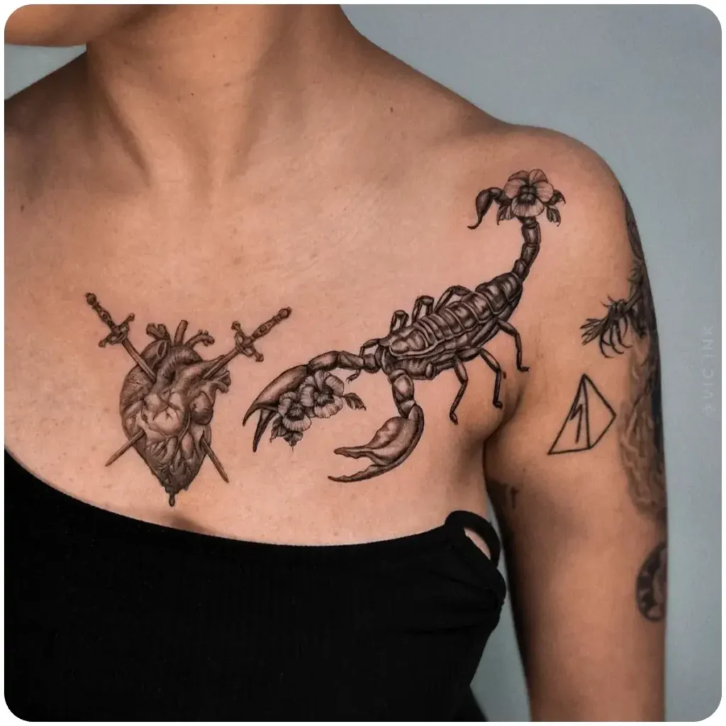 tatuaggio scorpione fiori spalla