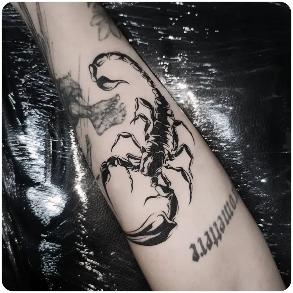 tatuaggio scorpione nero