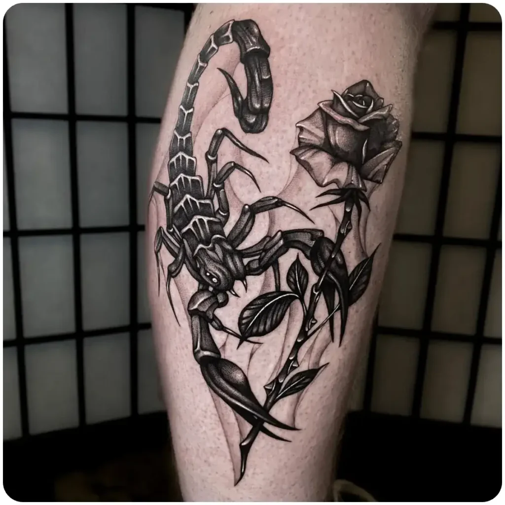 tatuaggio scorpione rosa polpaccio
