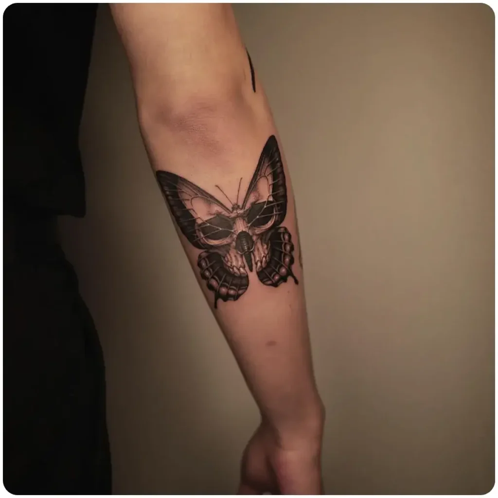 tatuaggio teschio farfalla avambraccio
