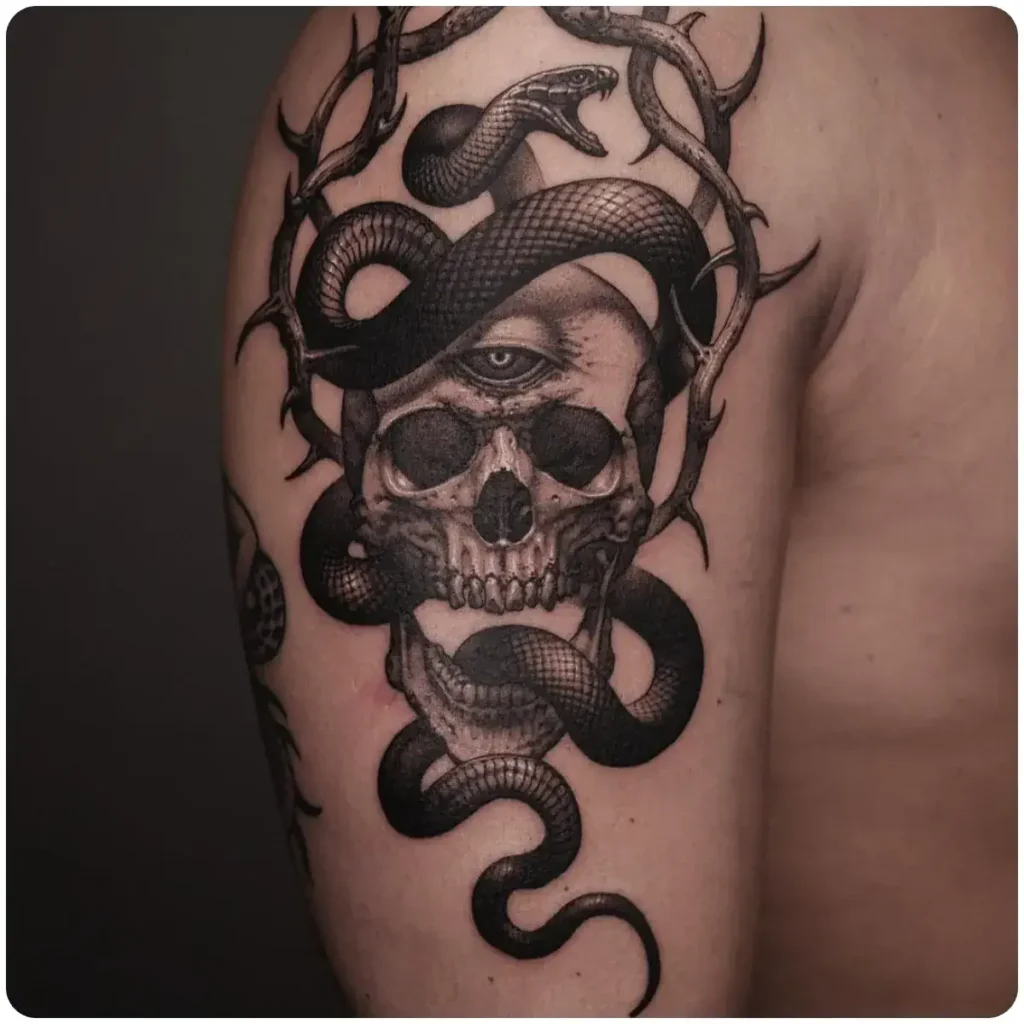 tatuaggio teschio serpente spalla