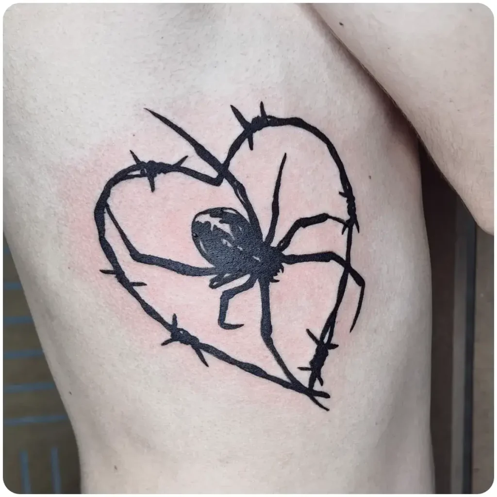tatuaggio vedova nera cuore
