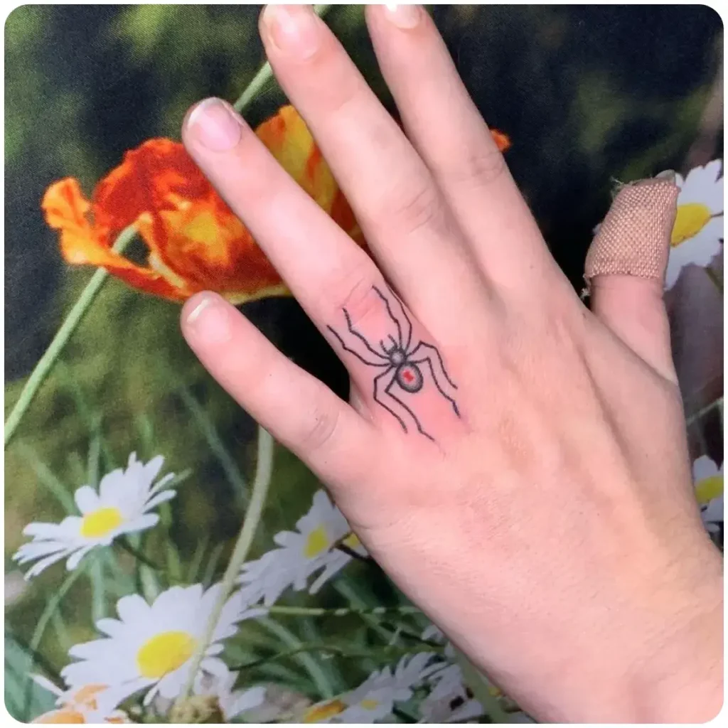 tatuaggio vedova nera dito